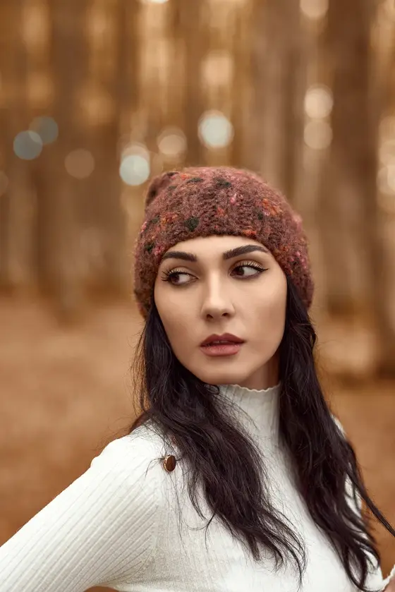 Model wearing a brown tweed beanie